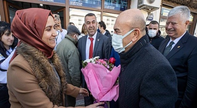 Başkan Soyer’den Menemen Umut Işığı Gönüllüleri Kütüphanesi’ne ziyaret