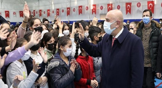 Keçiören’de Kamil Ocak Ortaokulu Kapalı Spor Salonu Açıldı