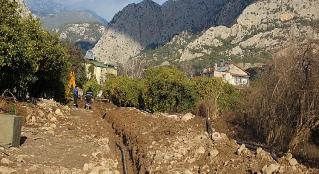 Kemer Kuzdere’de içme suyu hattı çalışması