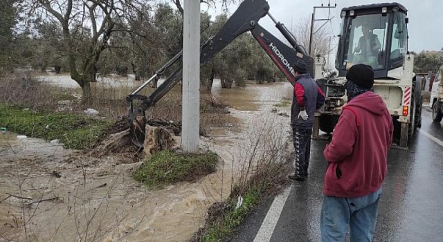 Mağdur Olan Çiftliklere Belediye Yetişti