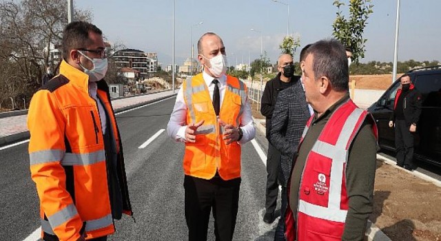 Üniversite Caddesi’ndeki yeni yol trafiğe açıldı BaşkanMuhittin Böcek deneme sürüşü yaptı