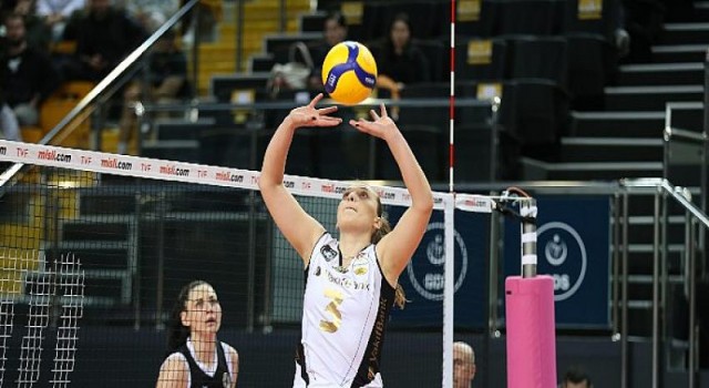 Lider VakıfBank normal sezonu galibiyetle kapattı