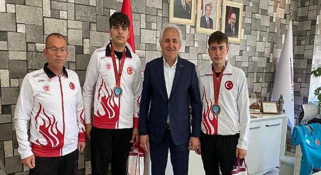 Başarılı Sporcular Keçiören Belediyesinde Misafir Edildi