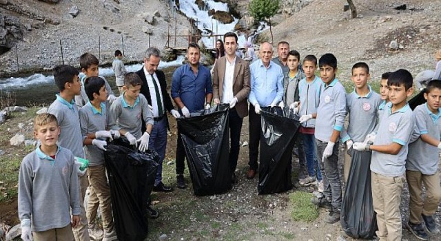 Başkan Öztürk Öğrencilerle Çevre Temizliği Yaptı