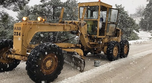 Kemer’in yüksek kesimlerinde karla kaplanan yayla yolları açılıyor