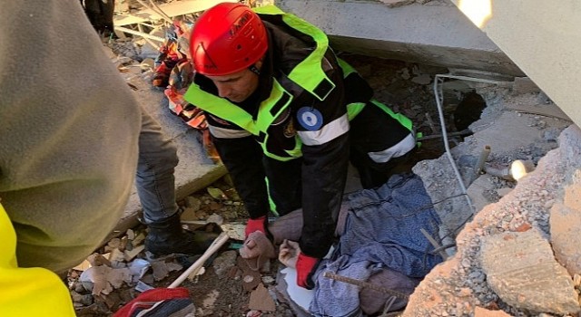 Canik Belediyesi Arama Kurtarma’ Enkaz Altında Kalan Vatandaşı Kurtardı