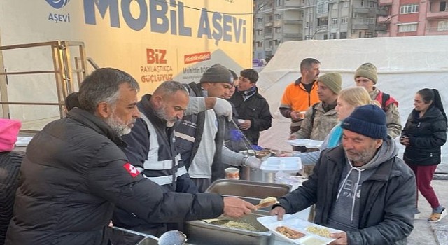 Hatay’daki çadırkentte helva ikramı