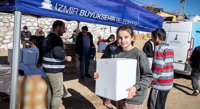 İzmir Büyükşehir Belediyesi sıcak yemek ulaştırıyor