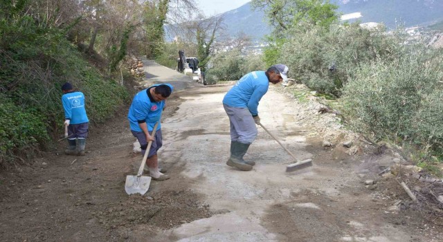 Alanya’da şarampol betonlama çalışması devam ediyor