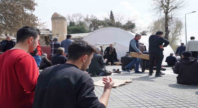 Depremin merkezi Kahramanmaraş’ta Ramazan’ın ilk cuma namazı kılındı