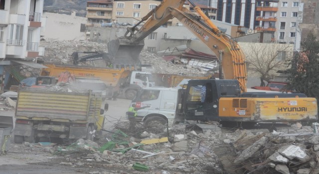 Samandağ enkaz kaldırma ve yıkım çalışmaları 9 mahallede devam ediyor