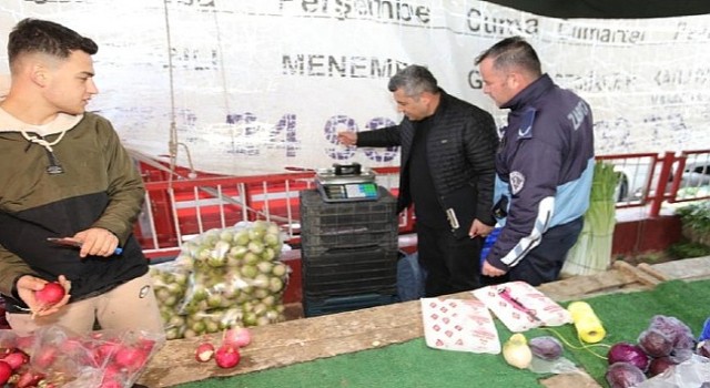 Bayraklı zabıtası göz açtırmıyor