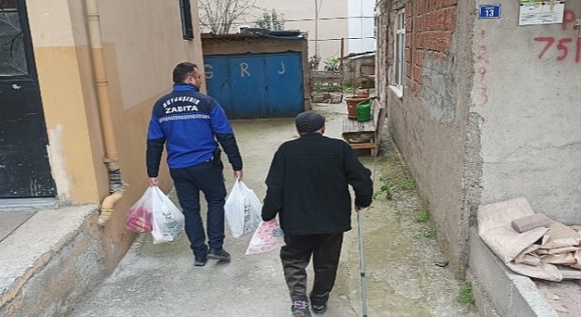 Kocaeli Zabıtası Selahattin Amca ve Güler Teyze’yi yolda bırakmadı