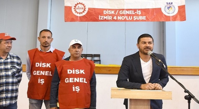 Foça Belediye Başkanı Fatih Gürbüz ve belediye işçileri, 1 Mayıs Emek ve Dayanışma Günü’nde buluştu