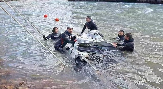 İzmir’den giden dalgıçlar Munzur Çayı’nda kaybolan 3 kişiyi arıyor