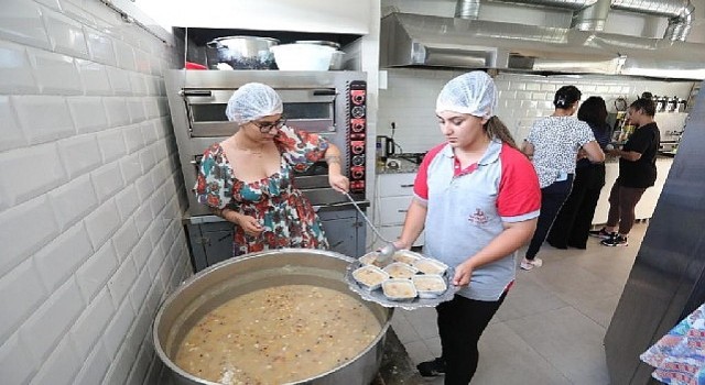 Bayraklı’da aşure bereketi