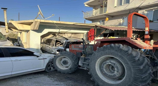 Hatay’da 3 aracı biçen taş yüklü traktör evin duvarını yıkıp içeri girdi