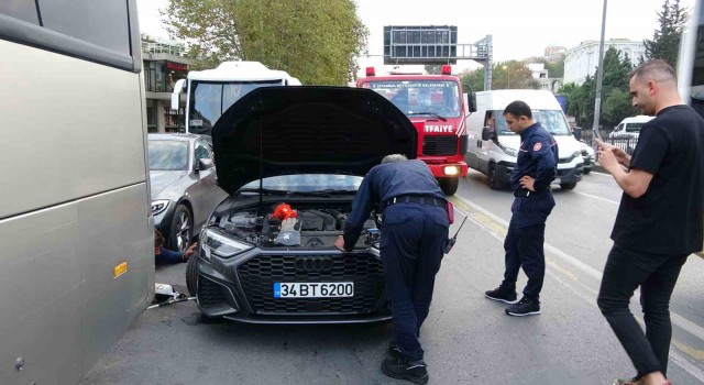 Araç motoruna giren yavru kediyi kurtarmak için seferber oldular