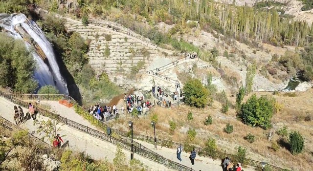 Bin kişilik öğrenci kafilesi Uzundere’yi gezdi