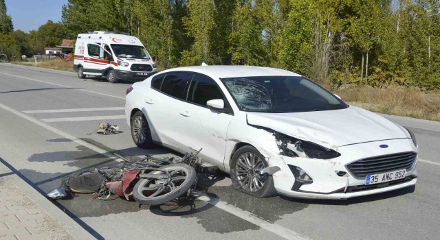 Burdur’da otomobil ile motosikletin çarpıştığı kaza kamerada