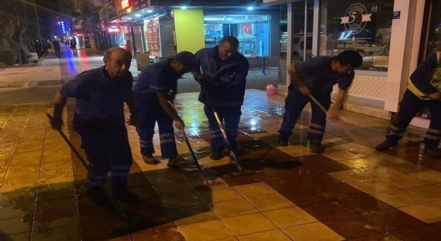 Büyükşehir’in temizlik çalışmaları gece gündüz devam ediyor