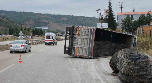 Demir yüklü tır devrildi, sürücü kendi imkanları ile çıktı