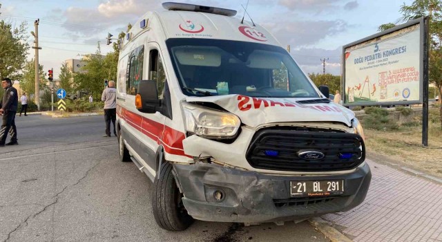 Diyarbakır’da hasta taşıyan ambulans kazaya karıştı: 1 yaralı