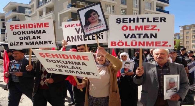 Evlat nöbetindeki anne Nazlı Sancar: “Teröristler yine gerçek yüzünü gösterdi. Gençlerimiz PKK’ya, HDP’ye inanmasınlar”