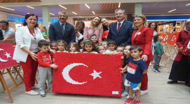 Geri dönüşüm malzemelerinden 100. yıla özel hazırlanan ”Türk Bayrağı” sergisi açıldı