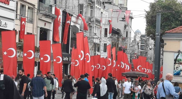 İstiklal Caddesi 100’üncü yıla özel Türk Bayraklarıyla donatıldı