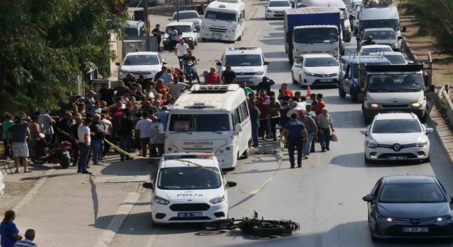 Motosiklet sürücüsü önce yayaya sonra minibüse çarptı: 1 ölü, 1 yaralı