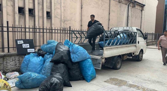 Plastik atıkları geri dönüşüme kazandırıyorlar