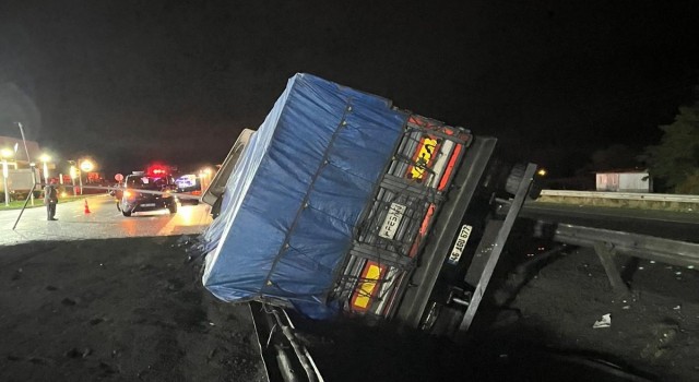 Samsun’da tır devrildi: 1 yaralı