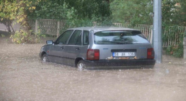 Sivas’ta sağanak yağış hayatı felç etti