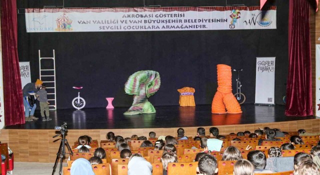 Akrobasi gösterisine çocuklardan yoğun ilgi