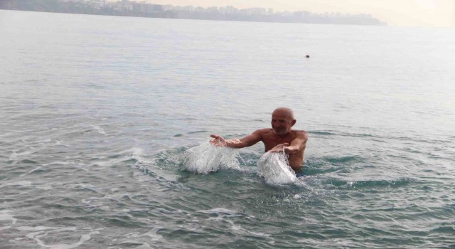 Antalya’da aralık ayında deniz keyfi