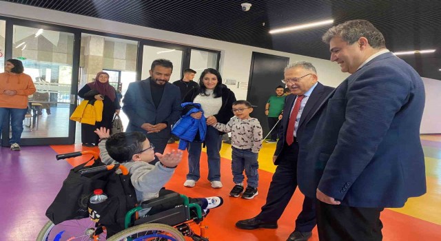 Başkan Büyükkılıç’tan gönül belediyeciliğinin en güzel örneklerinden Engelsiz Yaşam Merkezi’ne ziyaret