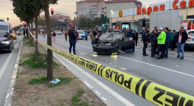 Beylikdüzü’nde polisten kaçmaya çalışan araç takla atarak ters döndü