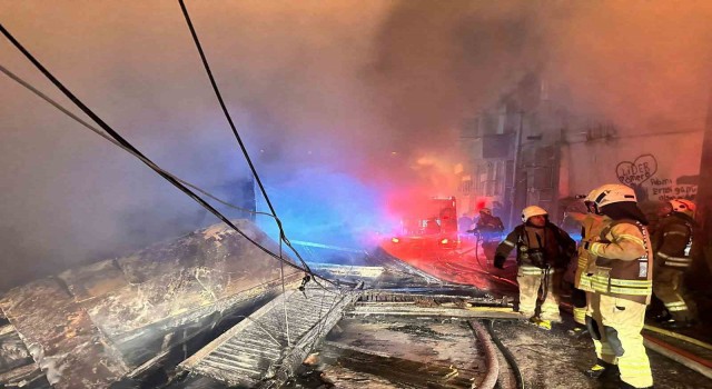 Beyoğlu’nda 3 katlı ahşap bina alevlere teslim oldu