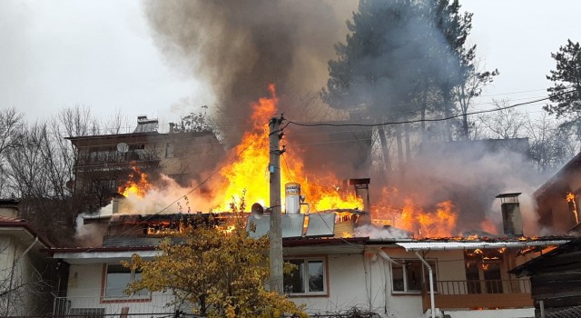 Bolu’da 4 ev alevlere teslim oldu