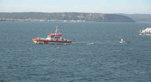 Çanakkale Boğazı’nda sürüklenen balıkçı teknesi, barınağa yanaştırıldı