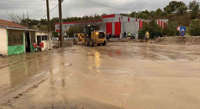 Çanakkale’de sağanak yağış nedeniyle Kalabaklı köy yolu trafiğe kapatıldı