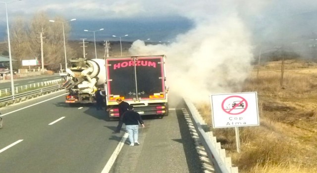 D100’de seyir halindeki tırda çıkan yangın söndürüldü