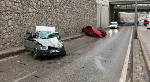 Elazığ’da otomobiller kafa kafaya çarpıştı: 4 yaralı