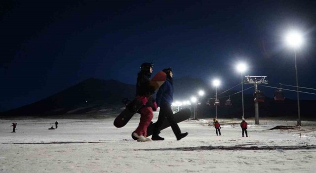 Erciyes’te gece kayağı başladı