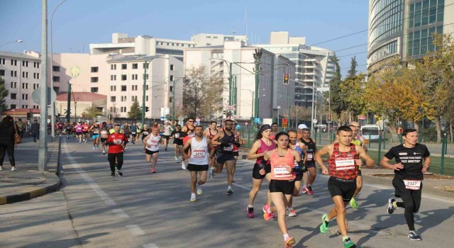 Gazi yarı maratonu 7’den 70’e beğeni topladı