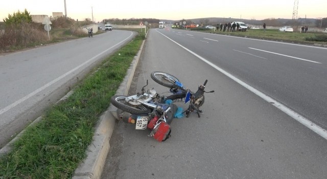 Hafif ticari araç motosiklete çarptı: 1 ölü, 2 yaralı