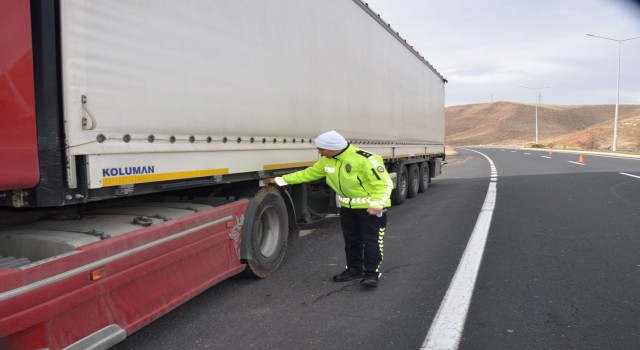 Tercan’da zorunlu kış lastiği uygulaması yapıldı