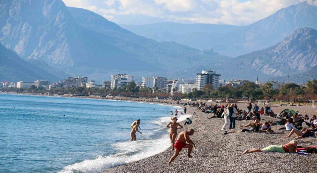 Termometrelerin 19 dereceyi gösterdiği Antalya’da Aralık ayında deniz keyfi