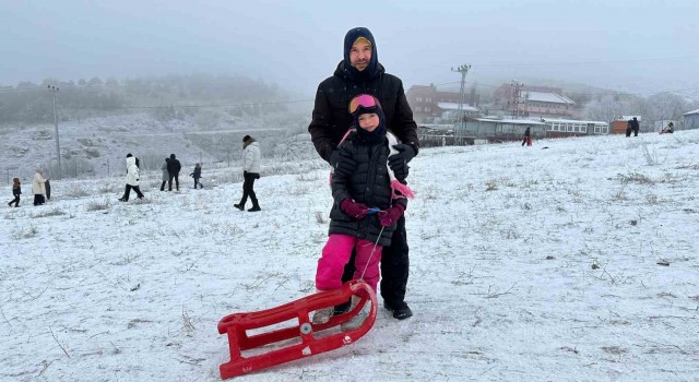 Başkentte beklenen kar yağışının tadını minikler çıkardı